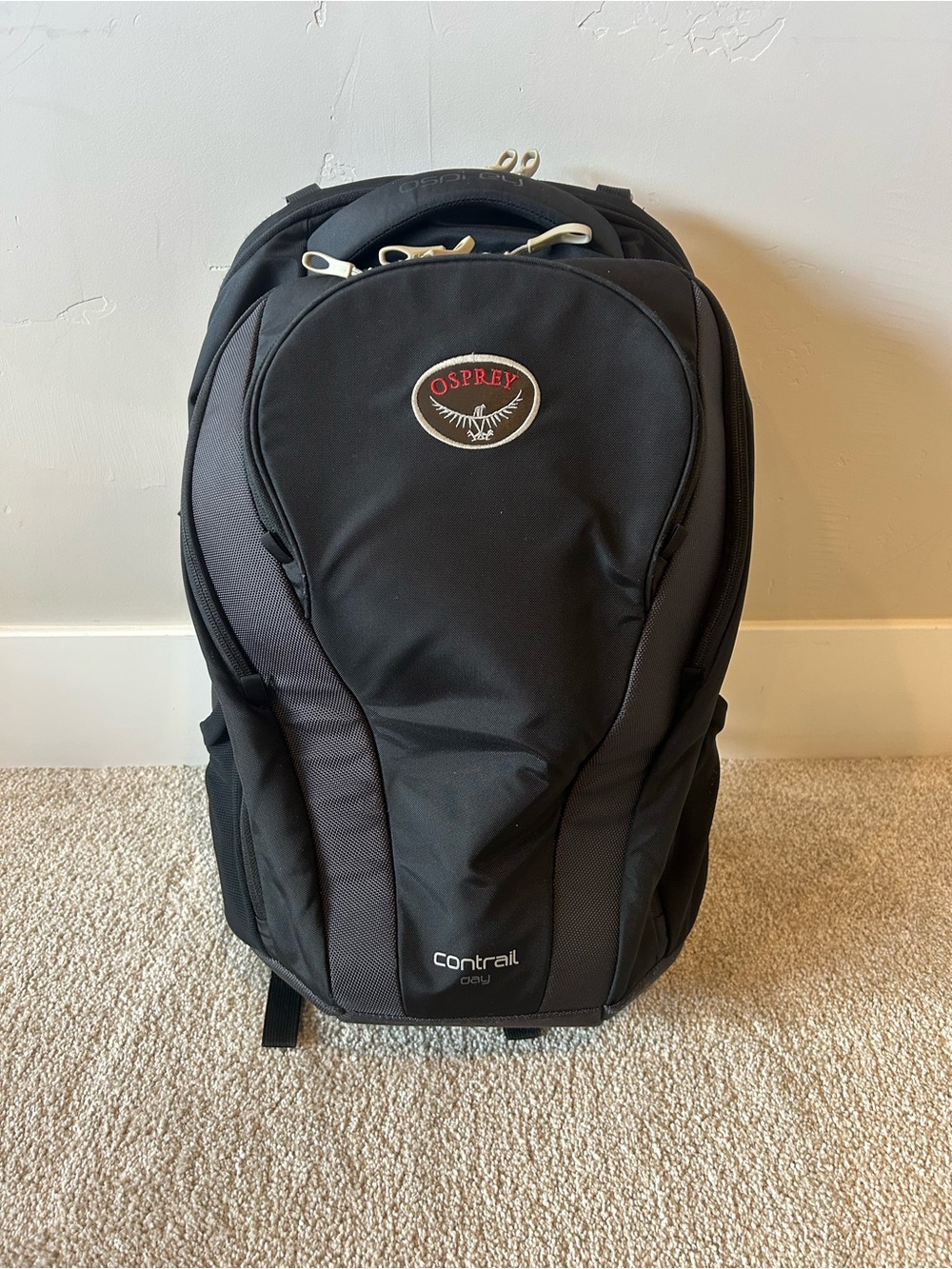 OSPREY Contrail Men's Backpack in Black and Gray